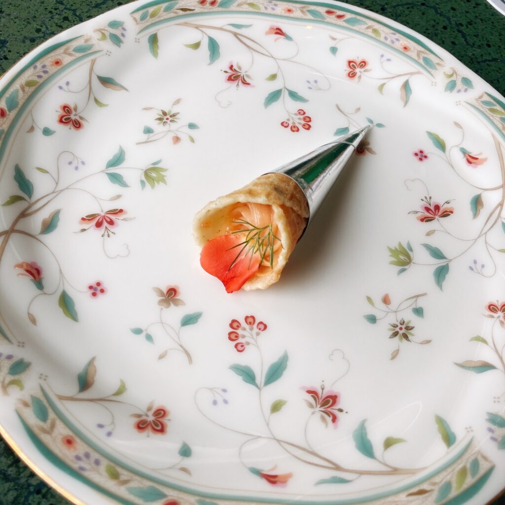 スモークサーモンのムース ローズの花束飾り