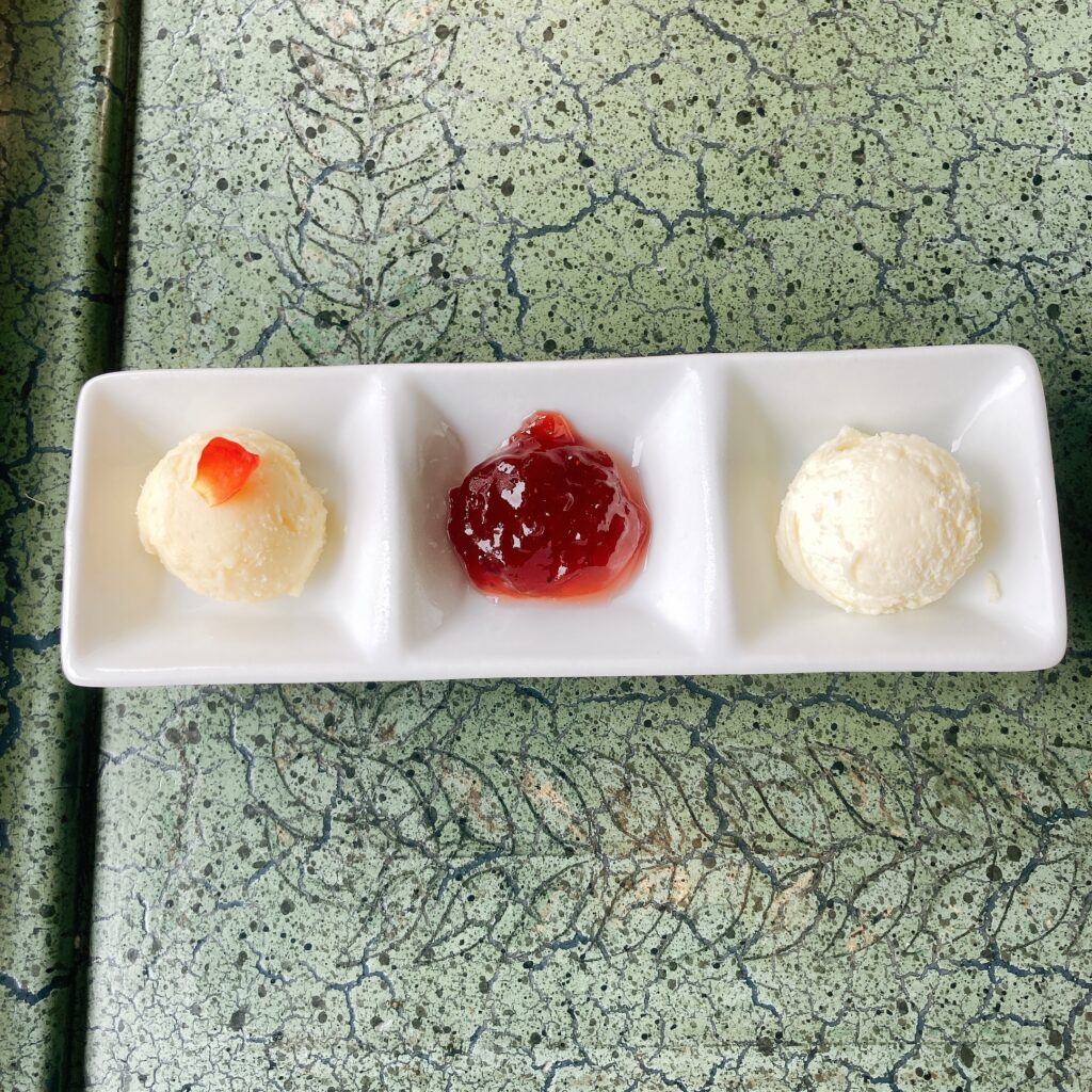 クロテッドクリームとジャム