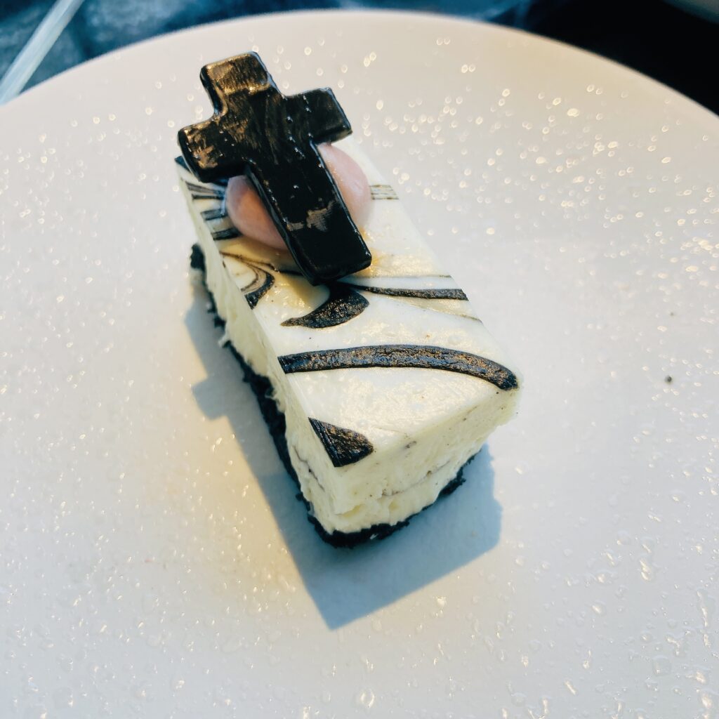 十字架の黒ごまチーズケーキ