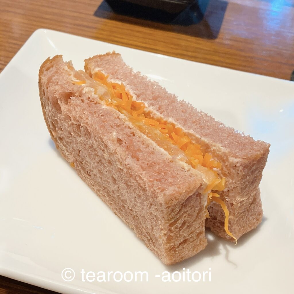  目黒川の桜で燻製したサーモンのサンドイッチ 