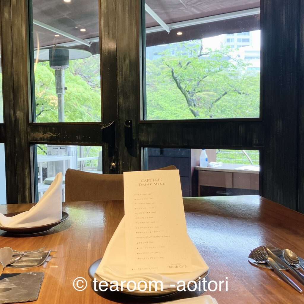 八芳園スラッシュカフェ　テーブル