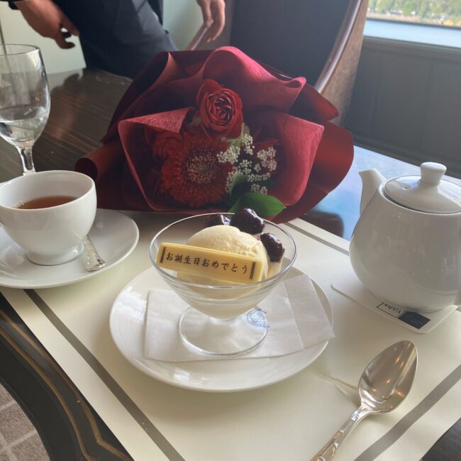 帝国ホテル「インペリアルラウンジ アクア」での記念日サプライズ。3,300円の追加オプションで用意された、日比谷花壇プロデュースの華やかで上品な生花の花束。