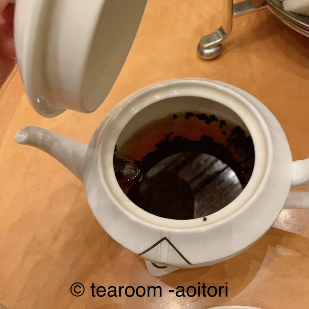 ホットティーはポットに直接茶葉を入れる、英国スタイル。