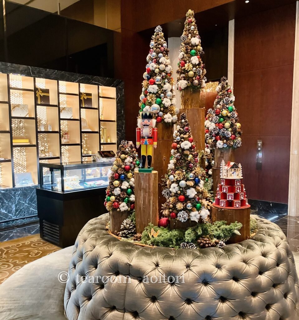 シャングリ・ラホテル東京　エントランス階のクリスマスツリー