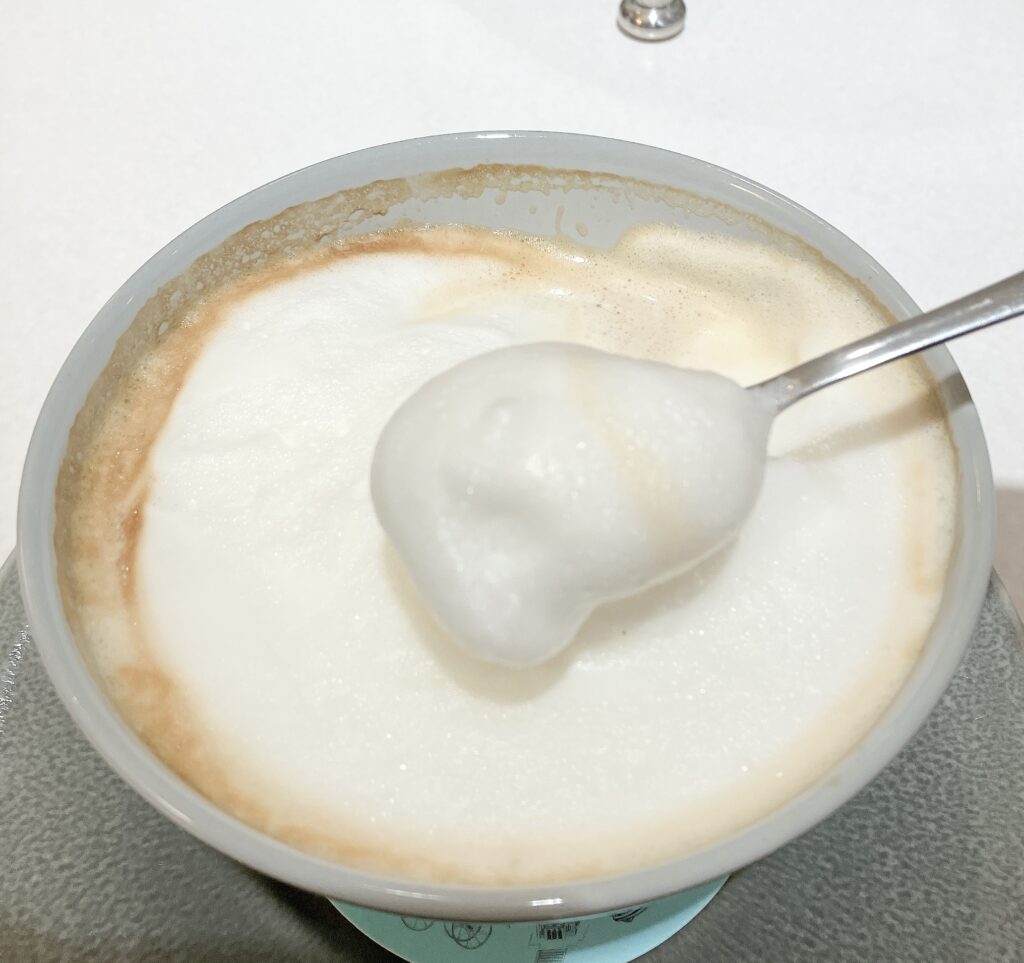 カフェオレのあわがふわふわ