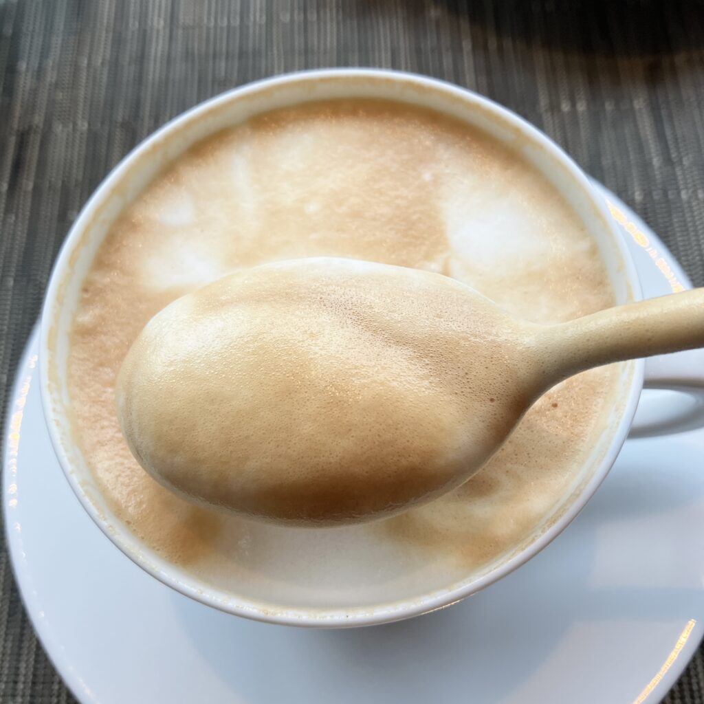 カフェラテの泡がふわふわ