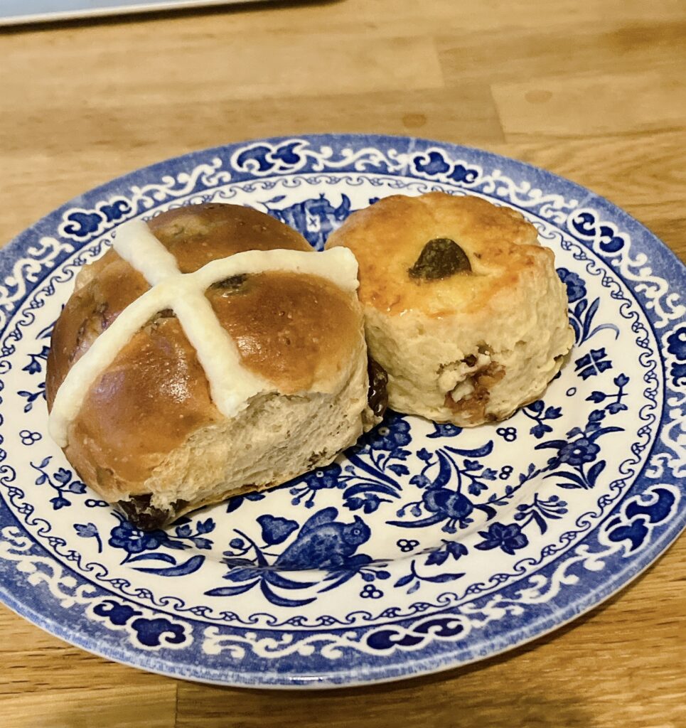 ホットクロスバンズとフルーツスコーン