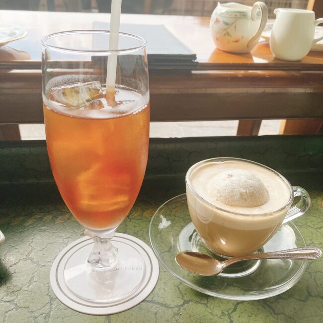 ホテル椿山荘東京「ル・ジャルダン」のアフタヌーンティーで提供されたシーズナルアイスティーとアレンジドリンク。ロンネフェルトの紅茶を使用したレベルの高いドリンク