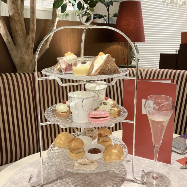 日本橋高島屋S.C.のカフェヴァヴァの豪華なアフタヌーンティーセット。平日無制限飲み放題があるコスパ抜群のプラン。スイーツやセイボリー、シャンパングラスが並ぶ。