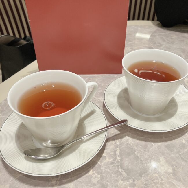 カフェヴァヴァのアフタヌーンティーで提供されるホットティー。白くてデザイン性のあるティーカップと、熱々で丁寧に淹れられた紅茶。