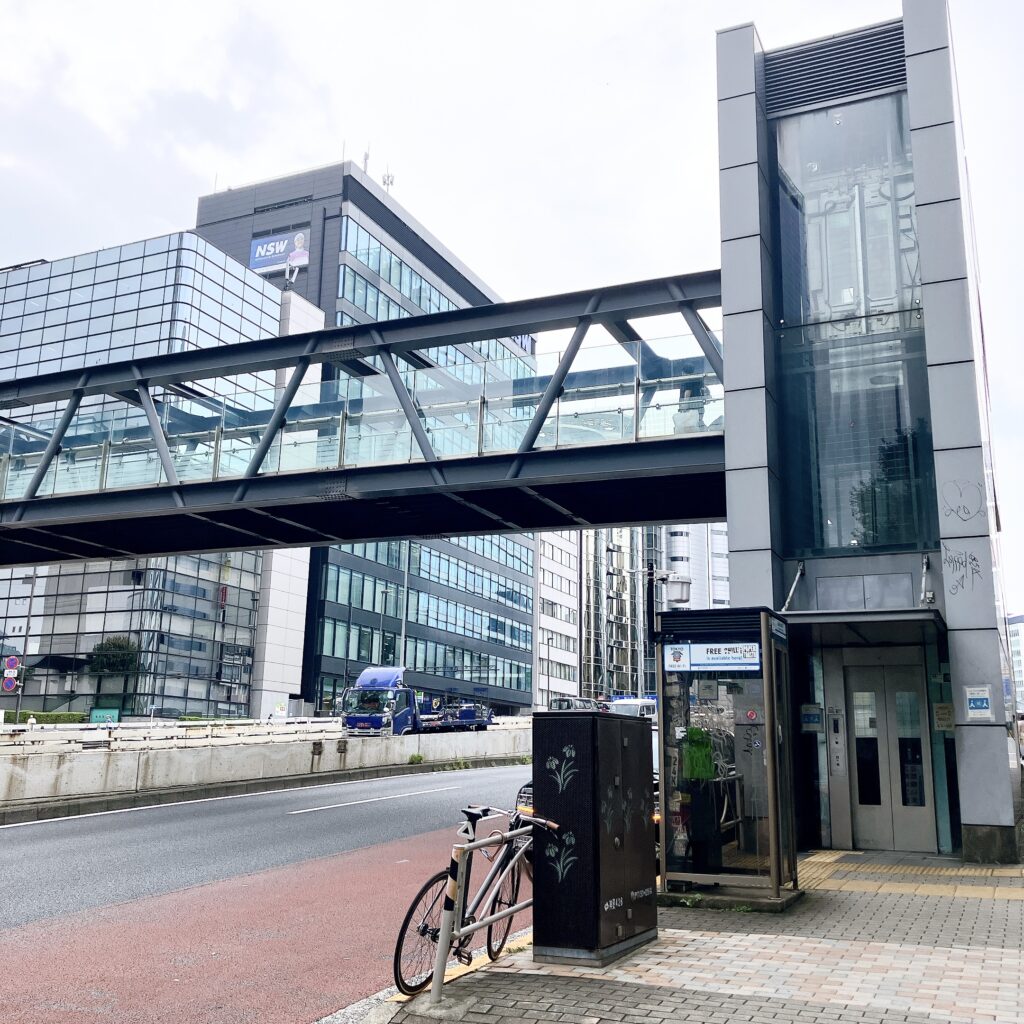 セルリアンタワー東急に渡る歩道橋