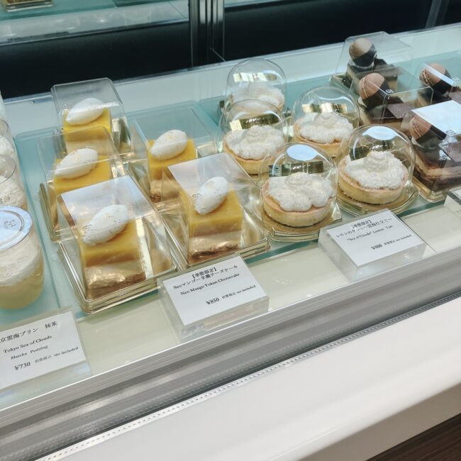 ショーケースには季節限定のスイーツが並ぶ