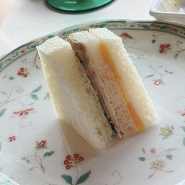 ローストポークとマンゴーのサンドイッチ