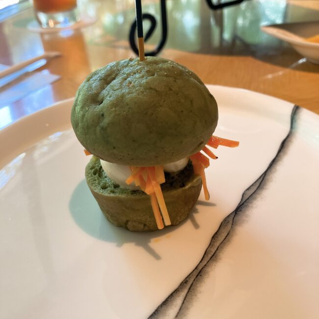 抹茶メロンパンのキャロットラペサンド
