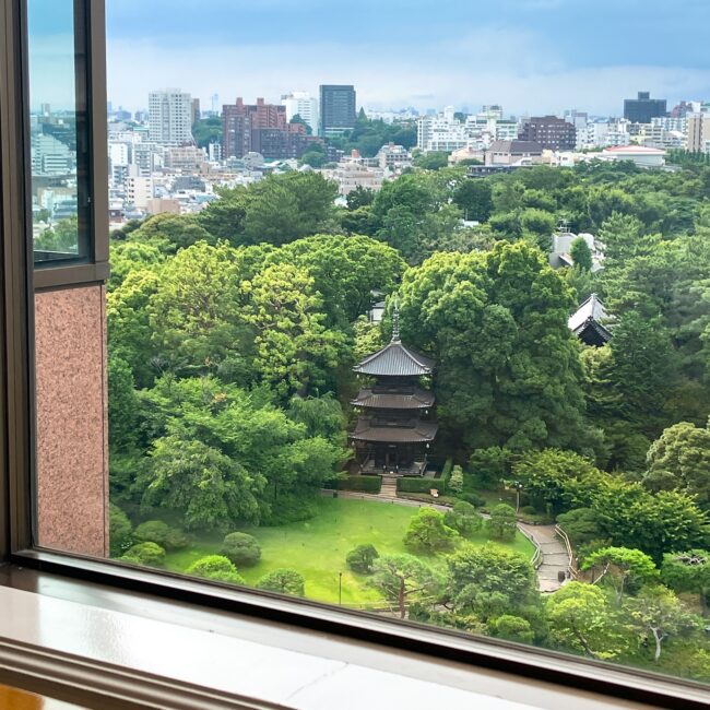 ホテル椿山荘東京のパゴダルームから望む、深い緑の庭園に佇む歴史ある三重塔。都会の喧騒を忘れさせる、窓いっぱいに広がる贅沢な絶景。