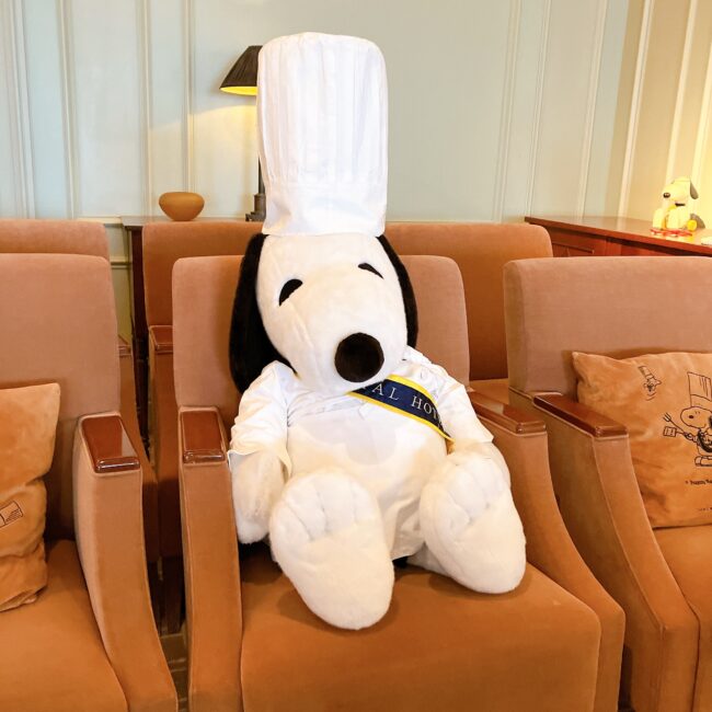 帝国ホテル東京 ピーナッツフレンズアフタヌーンティー 料理長スヌーピーぬいぐるみ 白いコック帽と「IMPERIAL HOTEL」のタスキ