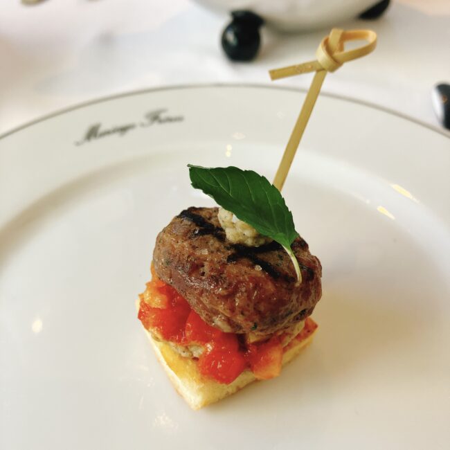 モロッコの風を感じる一品。紅茶”カサブランカ”が香る仔羊のケフタと、夏野菜たっぷりのカナッペ。