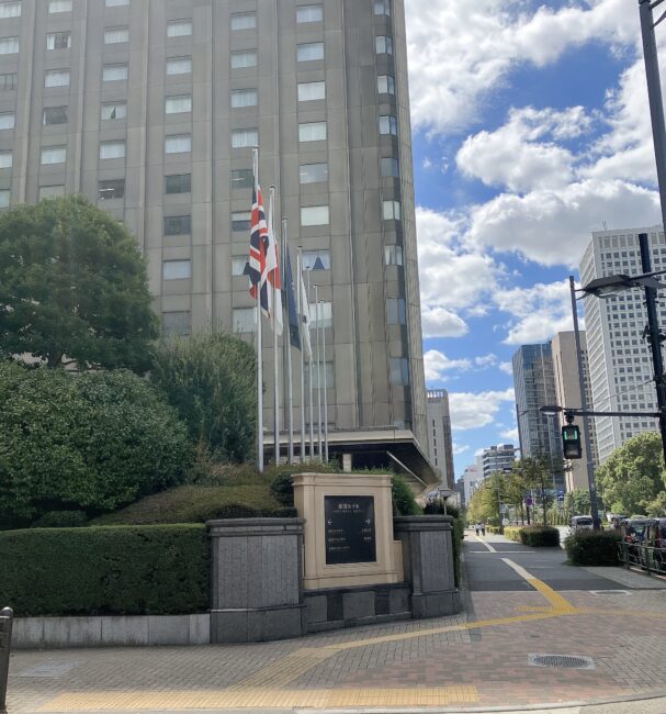 駐日英国大使館後援の「英国フェア」期間中、英国旗が掲げられた帝国ホテル本館の外観。
