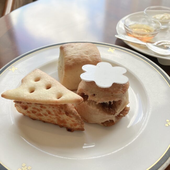帝国ホテル 英国フェア コロネーションアフタヌーンティー スコーン チーズ フルーツ プレーン