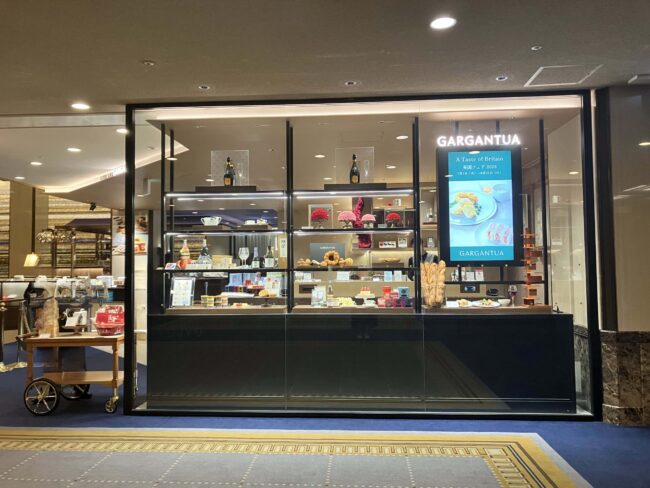 帝国ホテルのホテルショップ「ガルガンチュア」の店舗外観。ショーケースには、ケーキやパン、ワイン、英国フェア関連の商品などが並んでいる。