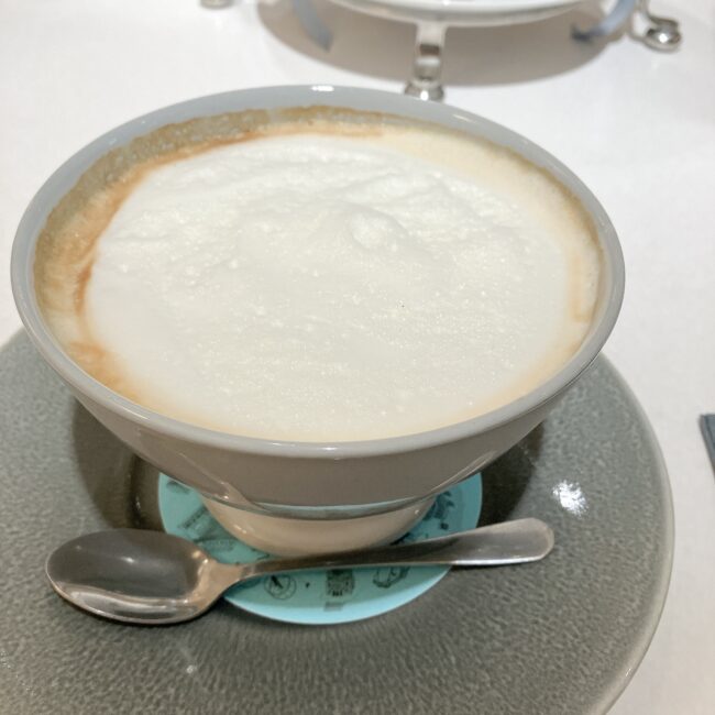 名物「カフェオレボウル」はぜひオーダーしたい逸品で、以前来店した際、満席の店内のどのテーブルにもこの大きなカフェオレボウルが置かれているほどの人気ぶり。