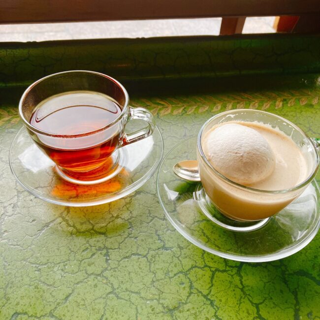 （左）ホテル椿山荘東京で提供された紅茶「ファイブオクロックティー」。ダージリン、キームン、ジャスミンをブレンドした、優雅な香りのホットティー。
（右）ホテル椿山荘東京で提供された「シナモンクリームティー」。スパイスとリンゴのミルクティーに、キャラメルシナモンクリームがたっぷり乗ったホットティー。