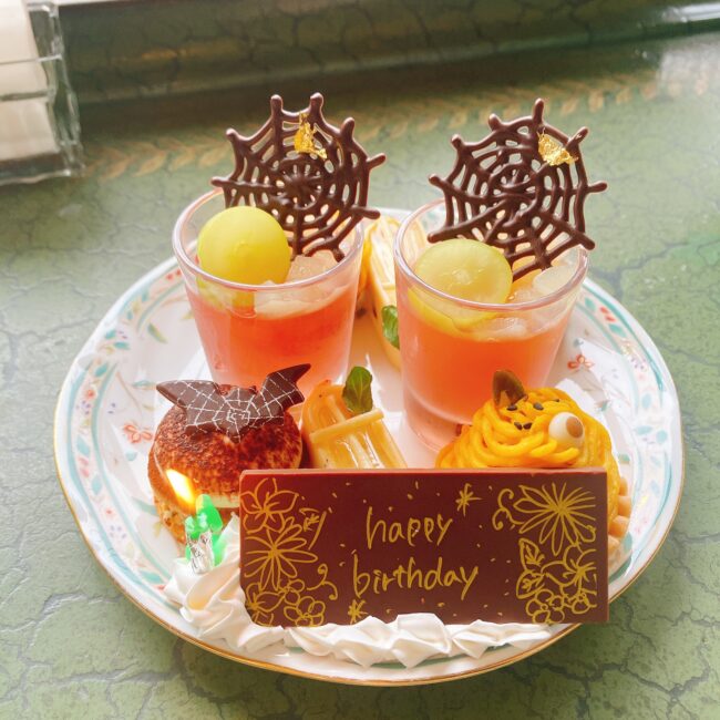 ホテル椿山荘東京で提供された、お誕生日記念日プレート。ハロウィンモチーフのタルト、マシュマロ、グラスデザートに「Happy Birthday」のチョコプレートとロウソクが添えられている。