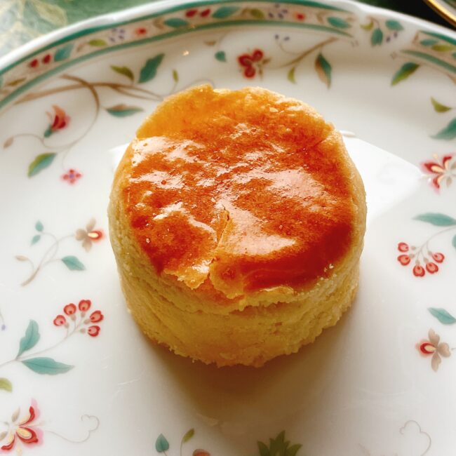 ホテル椿山荘東京のハロウィンアフタヌーンティーで提供されたプレーンスコーン。表面に焼き色がついており、単体でプレートに置かれている。