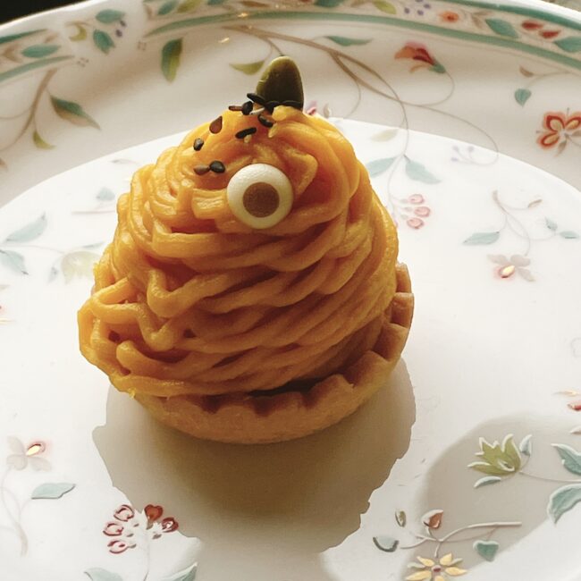 ホテル椿山荘東京のハロウィンATのスイーツ。「かぼちゃと黒ゴマのモンブランおばけ」。かぼちゃクリームで作られたモンブランがおばけの形をしており、愛嬌があります。