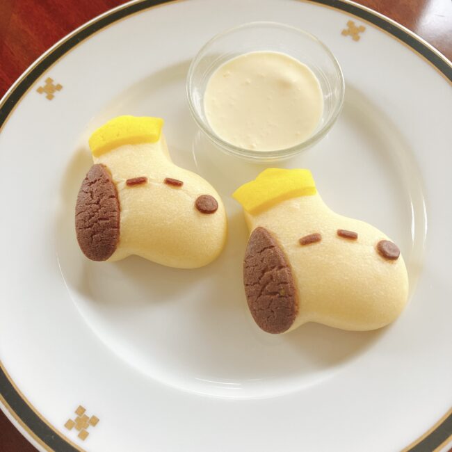 帝国ホテル スヌーピーアフタヌーンティーの「スヌーピーパン~Happy 75th Anniversary!!~」。王冠を被ったスヌーピーの形のミルクパン2個と、クロテッドクリーム。