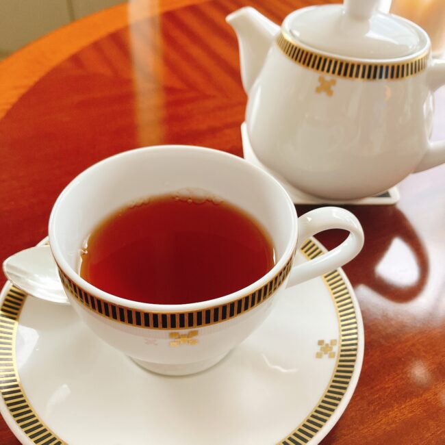 帝国ホテル アフタヌーンティーで提供されたウエッジウッド「ファインストロベリー」の紅茶。金色の縁取りがある白いカップと、白いティーポット。