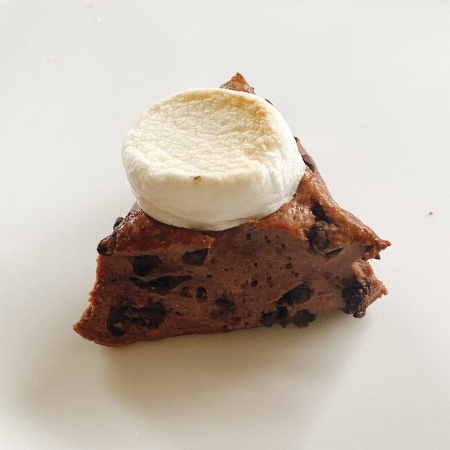 帝国ホテル スヌーピーアフタヌーンティーの「チョコレートスモアスコーン」。マシュマロがトッピングされた、チョコチップ入りのアメリカンな三角のスコーン。