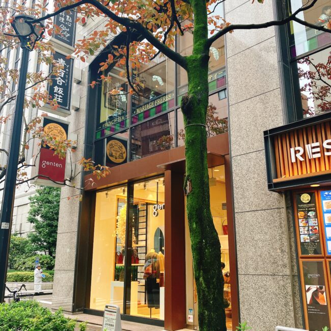 マリアージュフレール銀座松屋通り店の店舗外観。2階の窓に「MARIAGE FRÈRES」のロゴが見える。店舗前には苔むした街路樹があり、木の葉がわずかに紅葉している。