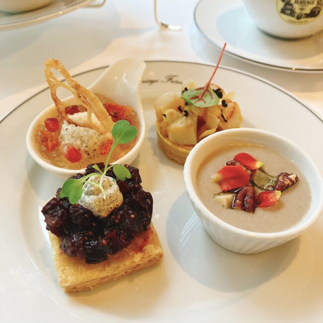 マリアージュフレール銀座松屋通り店のアフタヌーンティー「フルムーンパーティー」のセイボリー四種。月をイメージした丸いタルトや、きのこ、鹿肉などのフレンチらしい秋の食材が美しく盛り付けられている。