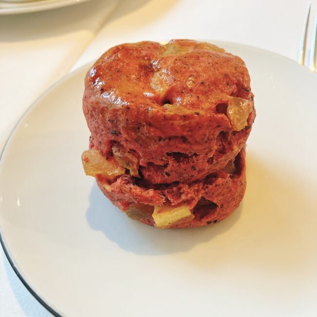 マリアージュフレール銀座松屋通り店限定、ピンク色の紅茶「ポム ドュ デジール」とリンゴのスコーン。スコーンの中には赤い果肉がたっぷりと練り込まれている。