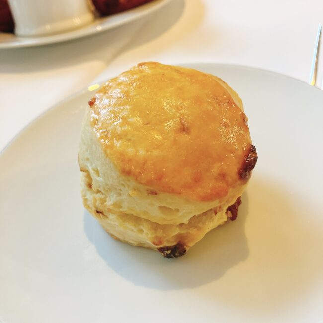 マリアージュフレールのアフタヌーンティーで提供された、丸く焼き上げられた定番スコーン「スコーンパリジャン」。表面はつややかな焼き色で、中はふっくらとした印象。