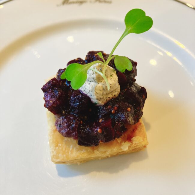 マリアージュフレールのアフタヌーンティー「フルムーンパーティー」のセイボリー、「ルージュ ドトンヌを纏った鹿と栗のラグー」。サクサクのパイ生地の上に、ビーツとドライフィグが混ざった赤紫色のラグーが盛り付けられている。