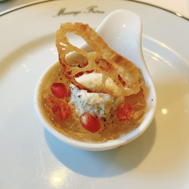 マリアージュフレールのアフタヌーンティーのセイボリー、「ヒラメとセロリラブのブランダード」のアップ。白茶「オトンヌ・ブラン」香る透明なジュレの上にブランダードが乗せられ、揚げレンコンとザクロが飾られた、月をイメージした一品。