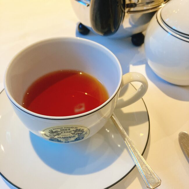 マリアージュフレールのティーカップに入った、赤褐色の紅茶「マタン ダフリック」。水色は濃いが、口当たりは軽いキリマンジャロベースのブレックファーストティー。