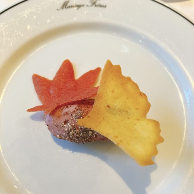 マリアージュフレール銀座松屋通り店のスイーツ「トロンプ・ルイユ」。