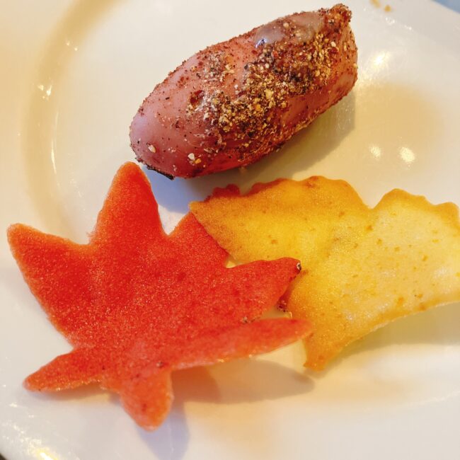 紅葉をイメージした赤いモミジと黄色いイチョウのチップス、そして焼き芋を模した塩キャラメルと燻製紅茶「スモーキーナラ」の焼き菓子。