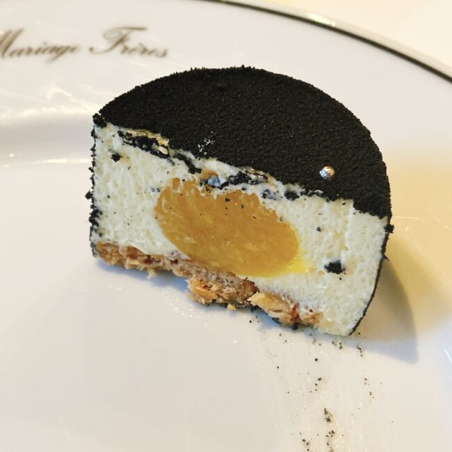 月夜のフルムーン ケーキ オ テ”プルーン ルヌ”の断面。金柑のフォンフィチュールが詰まっている。