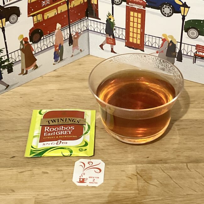 トワイニング アドヴェントカレンダー2025、4日目のノンカフェインの「ルイボス アールグレイ」。ピンクがかった水色と、パッケージの「カフェイン0」表記。蒸らし時間は2分がベスト。