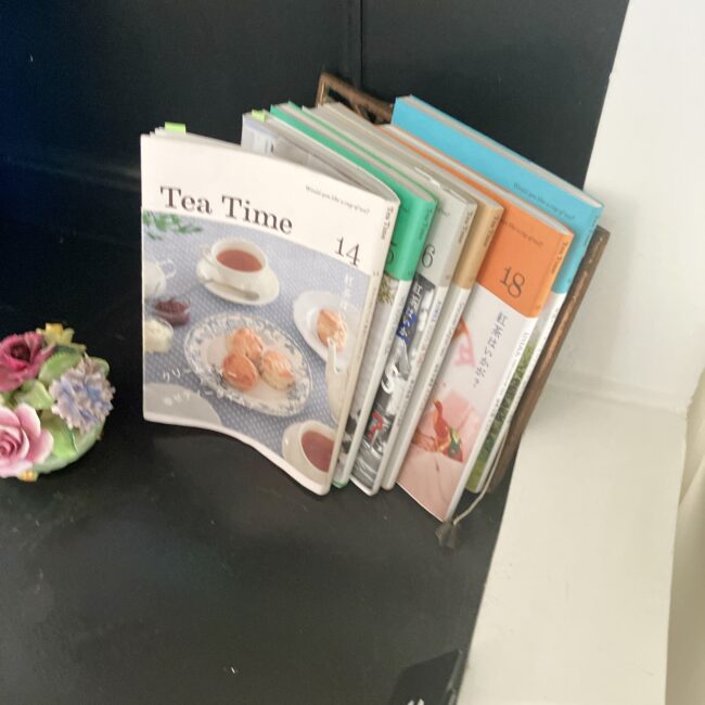 紅茶好きにとってマニアックな知識の宝庫である『TEA TIME』という雑誌があります。お花の陶器のフィギュアも見える。