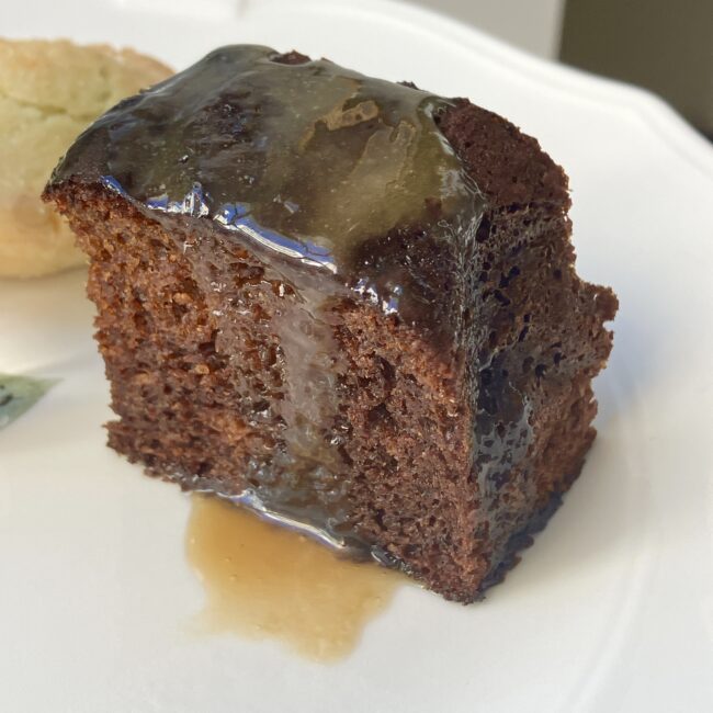 ジュリスティールームのステッキートフィープディング。バタースカッチソースがたっぷりかかった濃厚なチョコレートケーキ。