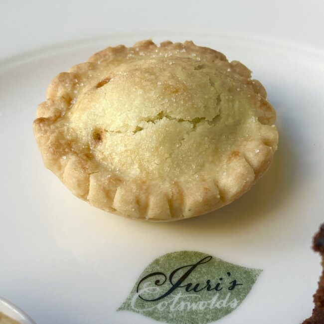 ジュリスティールームのミンスパイ。伝統的な飼い葉桶型で、タルト生地の中にミンスミートが入っている。