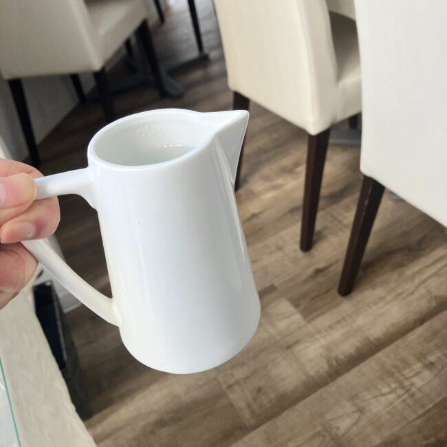 ジュリスティールームで提供される、白い陶器製のジャグに入った差し湯。紅茶が濃くなった時に使う。