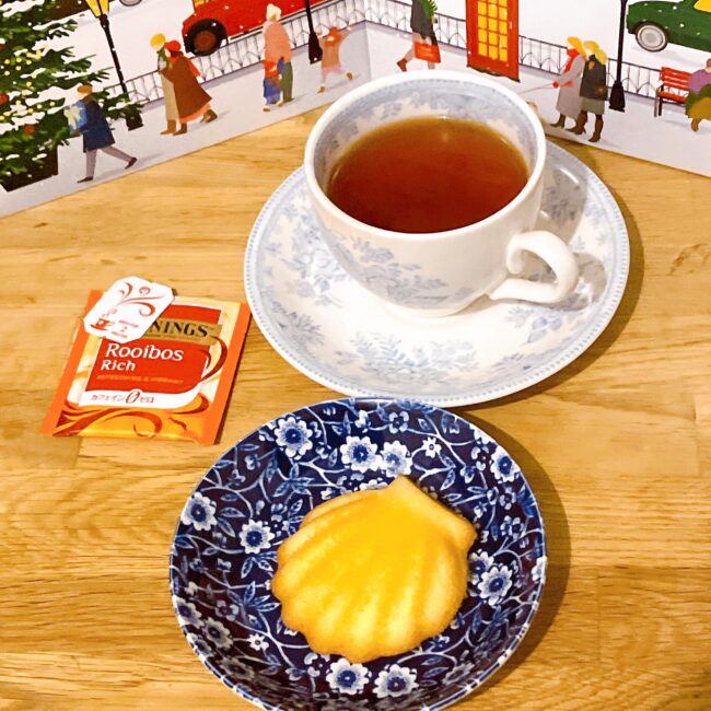 トワイニング アドヴェントカレンダー2025、14日目の「ルイボスリッチ」。シェル型のマドレーヌとペアリング。