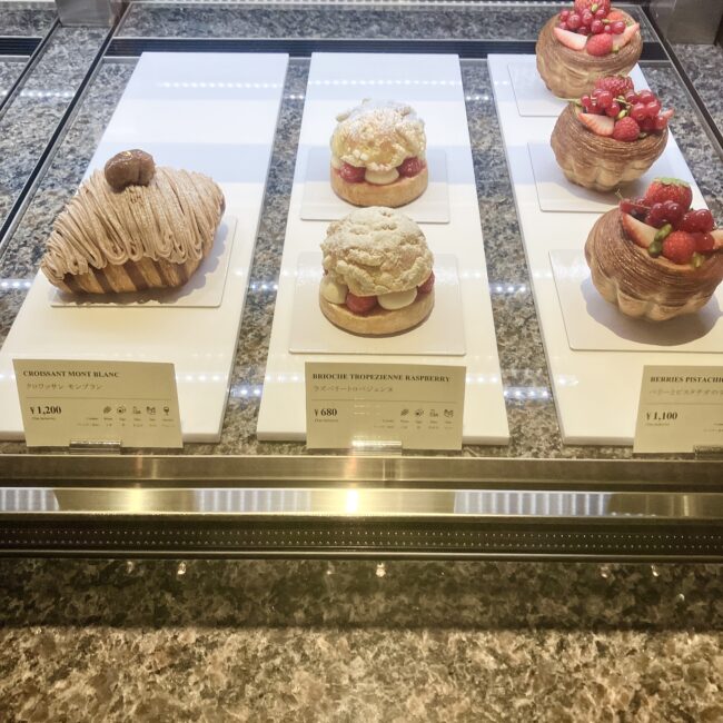 ペイストリーブティックのショーケース。栗が乗った大きなクロワッサンモンブランや、木苺が添えられたトロペジェンヌなど、独創的なペストリーが並ぶ様子。