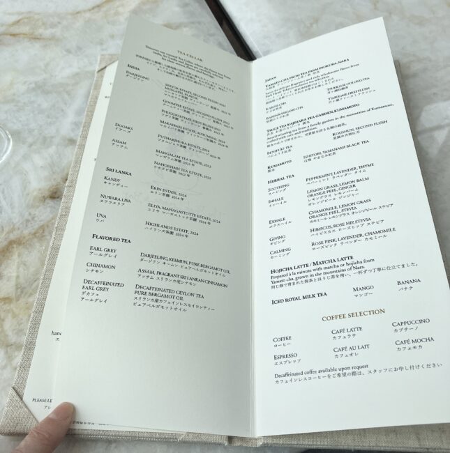 パークハイアット東京「ピークラウンジ」の最新ティーメニュー。インドのダージリン(シーヨック、マカイバリ等)、スリランカのシングルオリジン、そして日本の「お茶のカジハラ(べにふうき紅茶)」や「月ヶ瀬健康茶園」など、収穫年(ヴィンテージ)まで明記されたこだわりのラインナップが並ぶ。